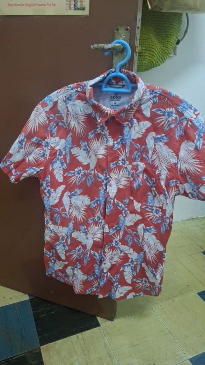 IZOD Men's Tropical Parrot Print Short Sleeve Shirt - Image 1